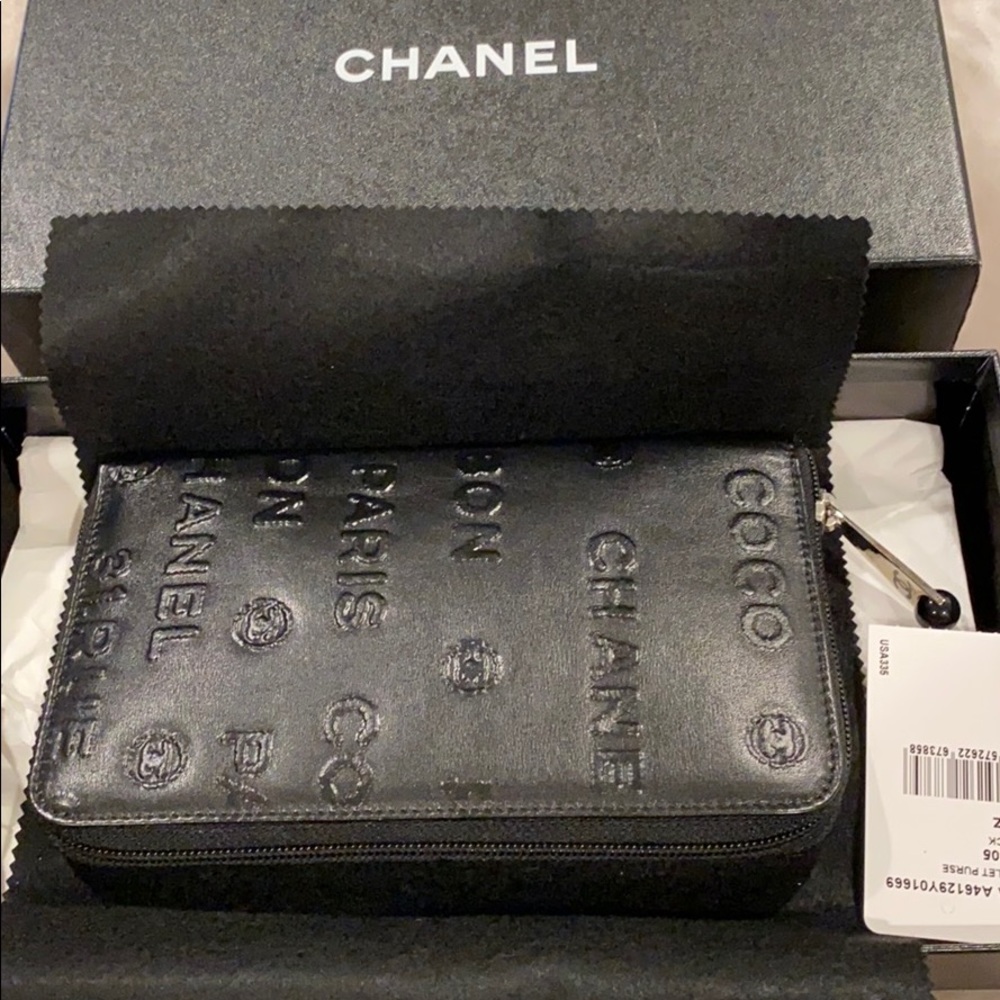 NEVER USED. Chanel leather wallet “purse”